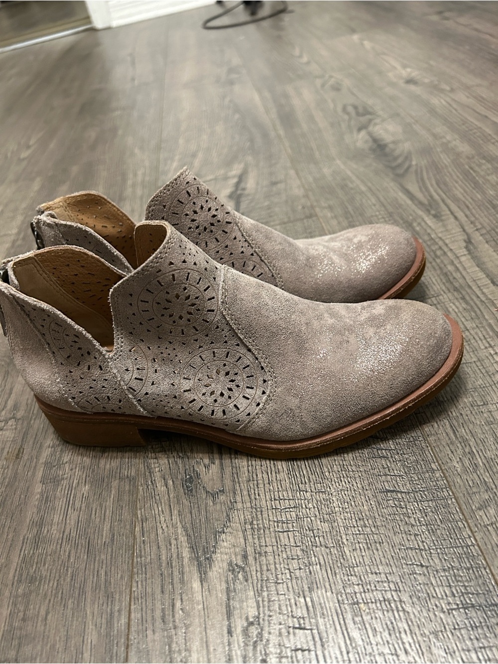 EUC Sofft "Barrosa" Laser Cut Light Grey and Silver Metallic
Bootie.